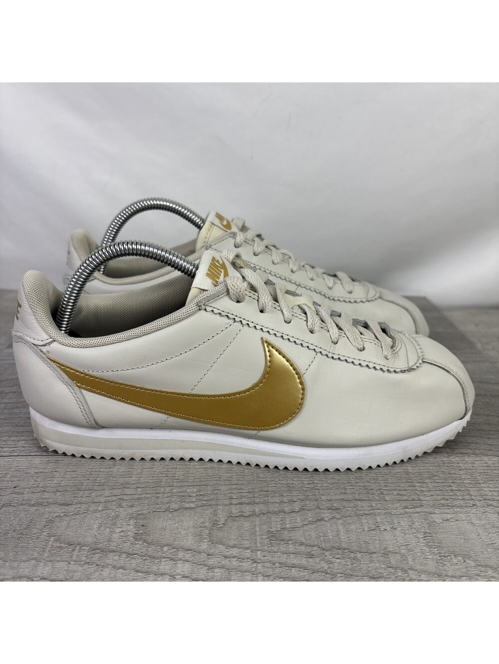 Nike Classic Cortez Leather Light Bone Metallic Gold 807471-011 Women's 10.5 - Picture 3 of 11